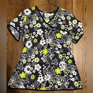 PEACHES UNIFORM Brand top with a tie back and two, large front pockets.  Size M.